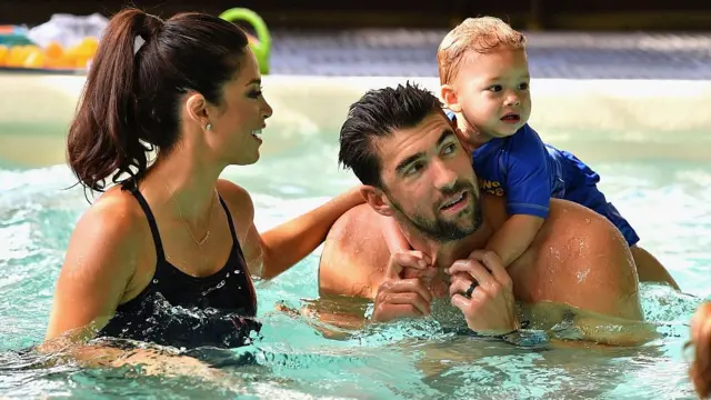 مایکل فلپس در کنار همسر و پسرش