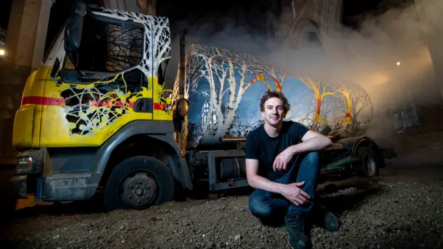 그는 차량을 손수 깎고 자른다