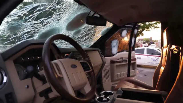 Auto baleado en Culiacán, México