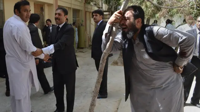 کوئٹہ کے سول ہسپتال پر دھماکے کے بعد سوگواران