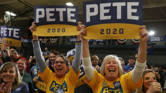 женщины держат плакаты в поддержку кандидата Пита