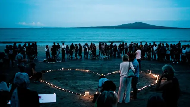 2019年3月，新西兰民众在海边纪念基督城清真寺恐怖袭击受害者。