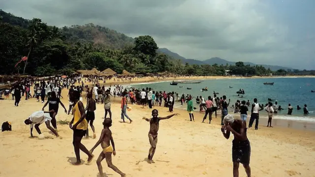 People wey dey enjoy demself for River No. 2 Beach