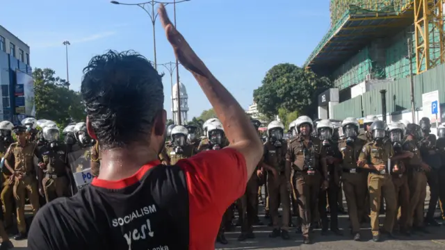 Шри-Ланканын Жаштардын социалдык союзун колдогон демонстрант 2022-жылдын сентябрында Коломбодо полиция менен тирешүүдө