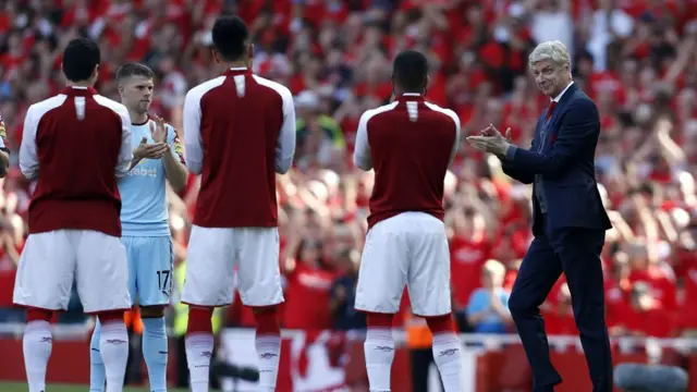 Àwọn agbábọ́ọ̀lù yẹ́ Arsene Wenger sí kí wọ́n tó bẹ̀rẹ̀ eré bọ́ọ̀lù