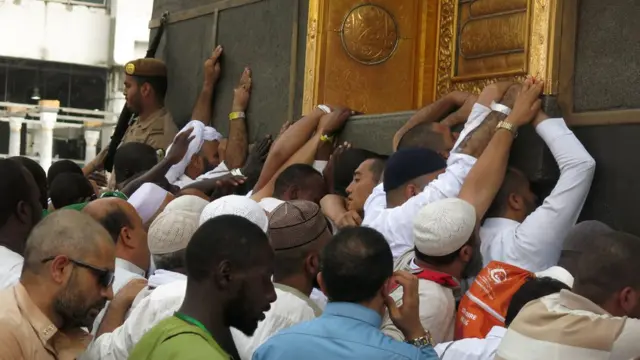 পবিত্র কাবায় মুসলমানদের প্রার্থণা