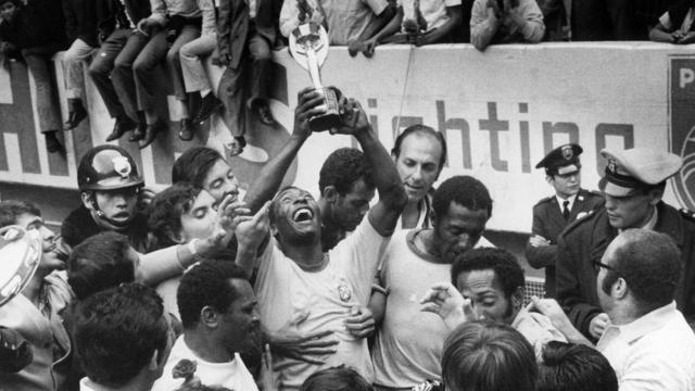 بيليه يرفع كأس العالم عام 1970. وقد احتفظت البرازيل بكأس جول ريميه إلى الأبد