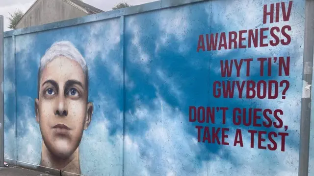 مارلون در این نقاشی دیواری که در آن تست کردن به‌موقع برای آچ آی وی را تشویق می‌کند ماندگار شده است