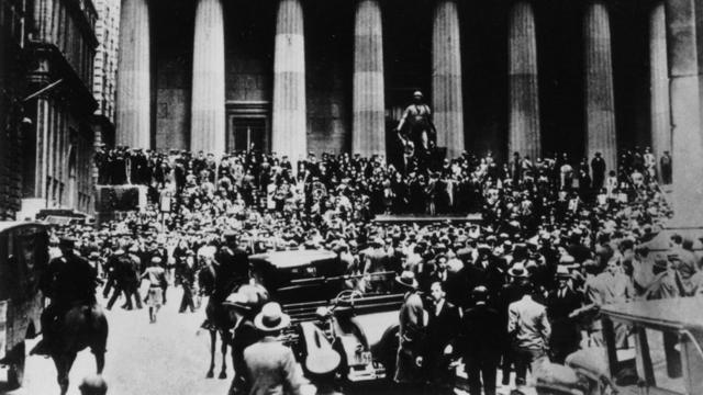La muchedumbre en la calle enfrente a la Bolsa de Valores de Nueva York, en octubre de 1929.