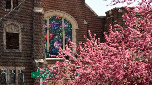 اتخذت الديانة الجديدة من بناء لكنيسة مسيحية قديمة مقراً لها، وزينته من الخارج برسوم غرافيتي الأمريكي الشهير كيني شارف