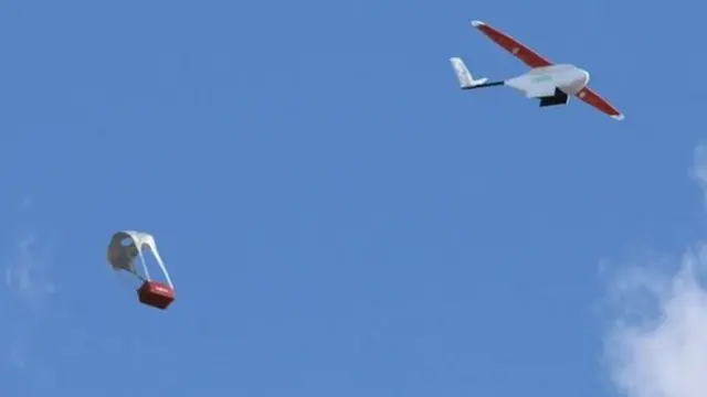 ब्लड पैकेट्स ले जाता ड्रोन