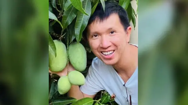 Thanh Phan, 51 tuổi, đang đợi sang đường thì bị Kemp, người đang điều khiển xe điện thuê, đâm phải Thanh Phan, 51 tuổi, đang đợi sang đường thì bị Kemp, người đang điều khiển xe điện thuê, đâm phải