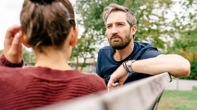 Hombre hablando con joven adolescente