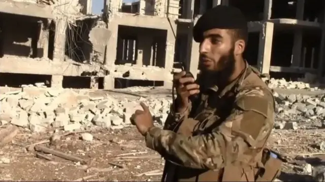 جندي يتحدث في جهاز لاسلكي