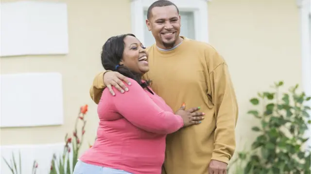 Pareja feliz de talla grande