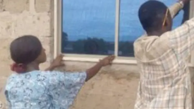 Awọn osisẹ to n tun ile obi Barakat Bello se