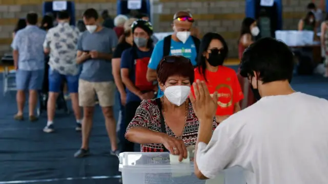 Personas votando en elecciones