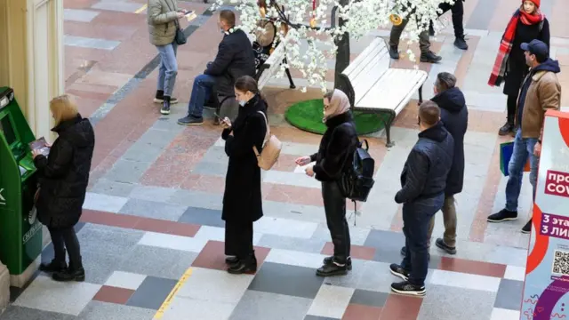 Rusiyada ATM-lər qarşısında uzun növbələr