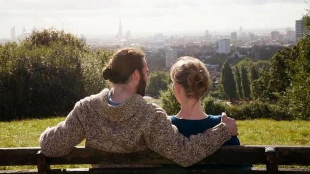 Casal sentadofazer aposta de jogo onlinebancofazer aposta de jogo onlineparque