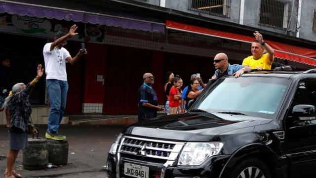 Bolsonaro passa por bairro do Riobingo ribeirinhosJaneiro no domingo da eleição do primeiro turno