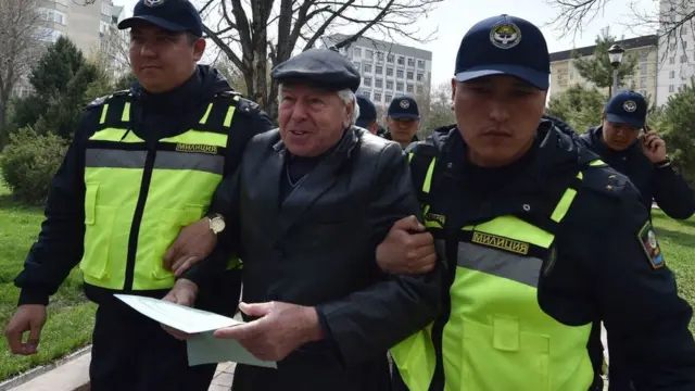 4-апрелде Бишкектин Горький паркында согушка каршы митингге чыккандарды милиция кармап кетти.