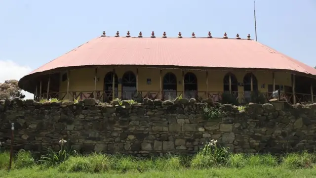በአንኮበር የሚገኘው ቤተመንግሥትና አሁን በግለሰብ ይዞታ ስር ሆኖ የሆቴል አገልግሎት እየሰጠ የሚገኘው ቤት