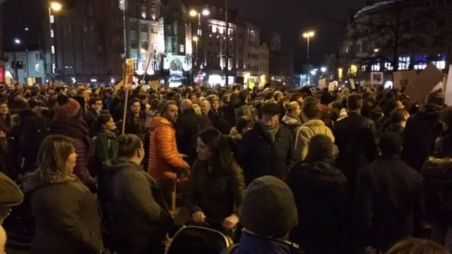 متظاهرون يحملون صورا وشعارات