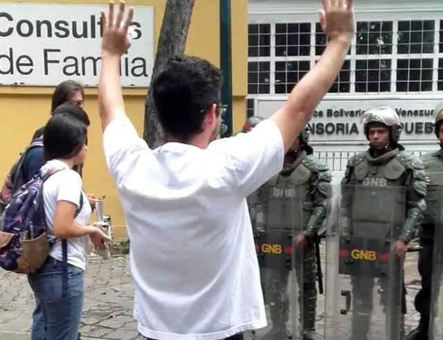 Estudiantes frente a la Guardia Nacional Venezolana.