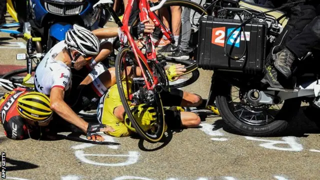 Chris Froome (der.), Bauke Mollema (centro) y Richie Porte quedaron apilados en una caída tras chocar contra una motocicleta en 2016.