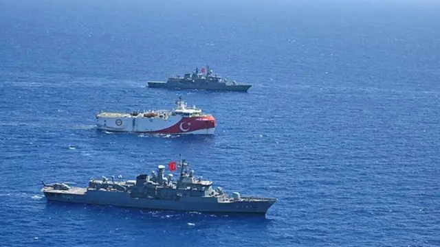 Türkiye'nin Doğu Akdeniz'e gönderdiği sondaj gemilerine donanma gemileri eşlik ediyor