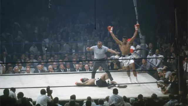 فوز كلاي ببطولة العالم بعد انتصاره على الملاكم سوني ليستون