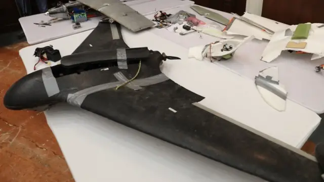 دأب الحوثيون على استخدام طائرات بدون طيار في هجماتهم في الآونة الأخيرة. وفي الصورة، حطام إحدى هذه الطائرات والتي تقول الإمارات إن الحوثيين استخدموها في معارك ضد قوات التحالف في اليمن منتصف 2018.