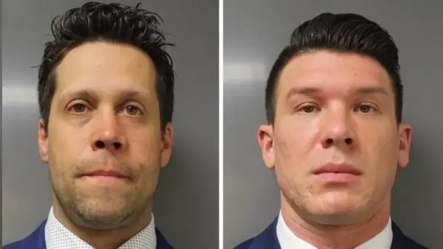 آرون تورگالسکی(چپ) و رابرت مک کبی از سوی همکارانشان حمایت می‌شوند