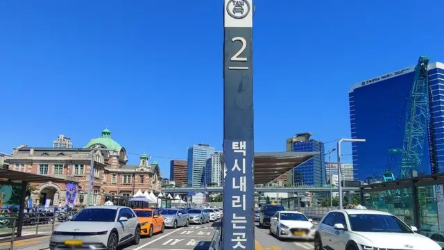 서울역 앞 택시승강장에 택시들이 줄지어 서있다.