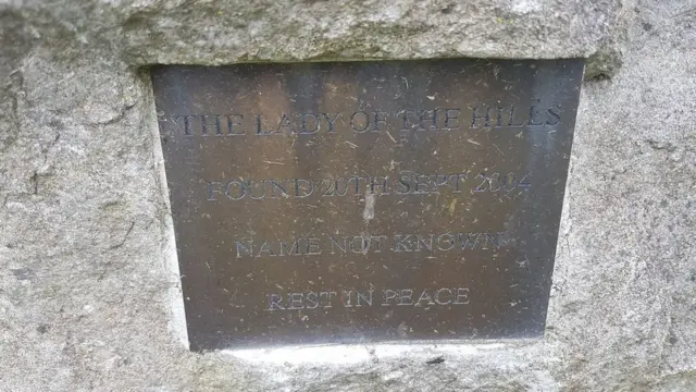 ป้ายหลุมศพของผู้หญิง