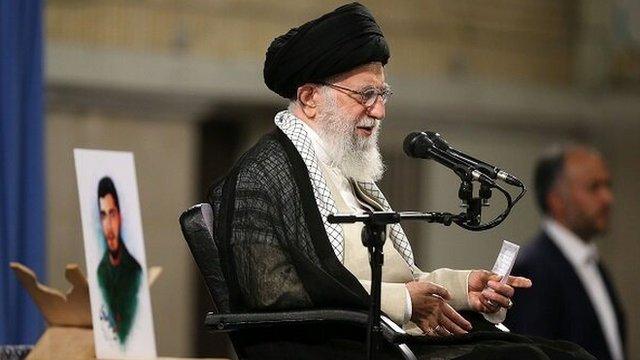 آیت الله علی خامنه‌ای رهبر ایران در دیدار با دانشجویان (خرداد ۱۳۹۸)