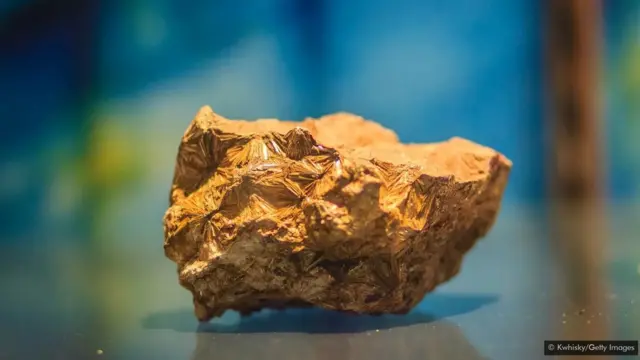 Un morceau de produit en aluminium jaune