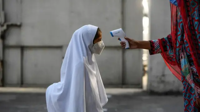 女學生進校門前測體溫