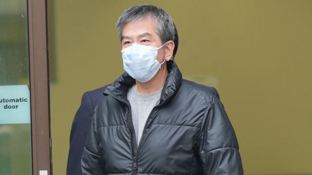 伦敦“协助外国情报机关”案被告人Chung Biu Yuen获准保释后离开西敏市裁判司署（13/5/2024）