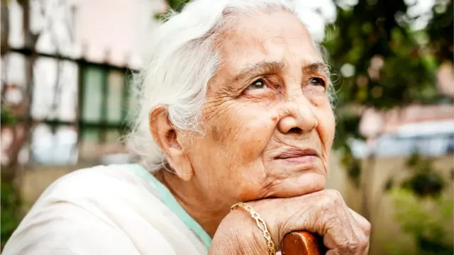 કોઈ પણ સંશોધન એવું કહેતું નથી કે આપણી જાદુઈ રીતે વૃદ્ધાવસ્થાને રોકી દઈશું