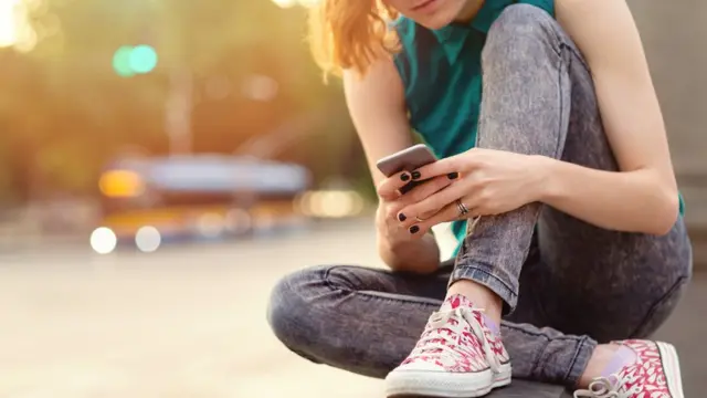 Jóven con su celular