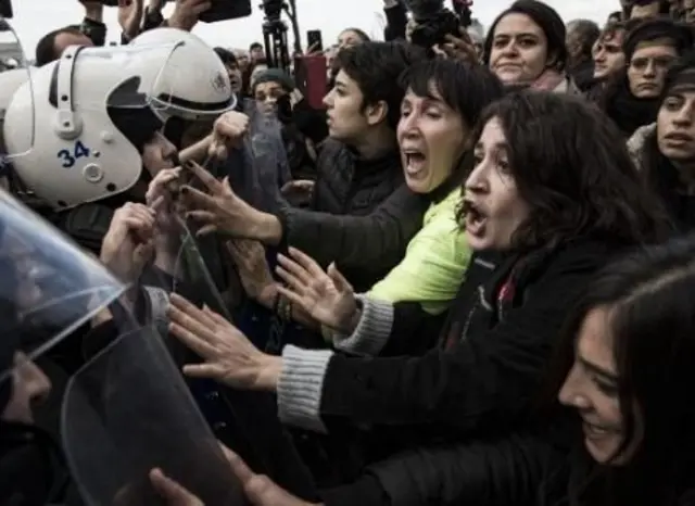 Kadıköy'deki Las Tesis performansına katılan kadınlar