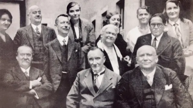 लंडन स्कूल ऑफ इकॉनॉमिक्स इथं इतर सहअध्यायींबरोबर डॉ. बाबासाहेब आंबेडकर