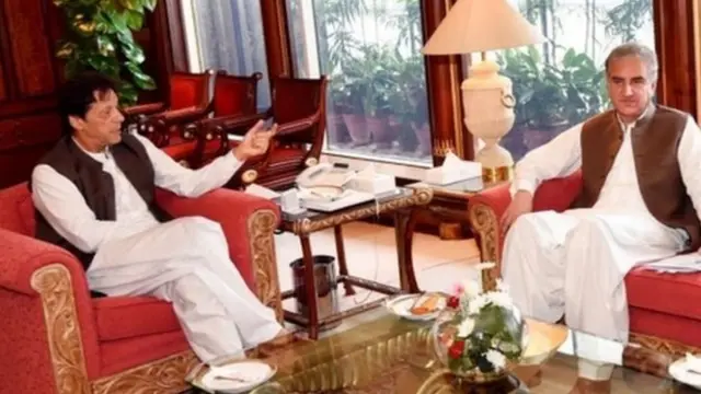 शाह महमूद क़ुरैशी के साथ इमरान ख़ान