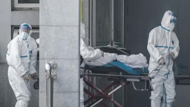 Médicos tratan a paciente infectado en China