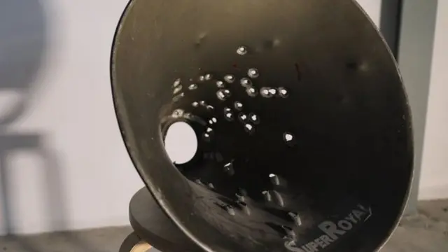 ผลการพิสูจน์ของตำรวจพบว่า รูพรุนบนลำโพงที่ติดตั้งอยู่บริเวณสนามฟุตบอล ม. ธรรมศาสตร์ เกิดจากกระสุนปืนลูกซอง 3 นัด ซึ่งคณะทำงานโครงการจัดตั้งพิพิธภัณฑ์ 6 ตุลา ชี้ว่าสื่อถึง "ความเงียบ" และ "ถูกปิดปากด้วยความรุนแรง"