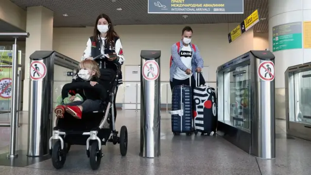 туристы в аэропорту