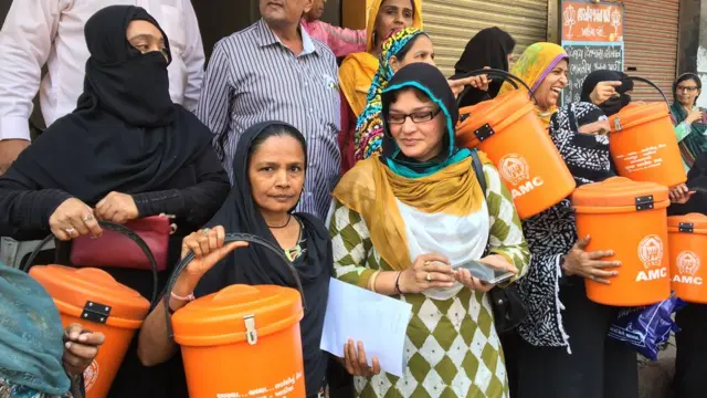 भूषण अशोकभाई भट से मिलने आईं महिलाएं