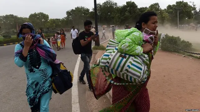 ਝੱਖੜ ਵਿੱਚ ਲੰਘਦੀਆਂ ਔਰਤਾਂ