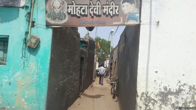 शांताबाई यांच्या घराकडे जाणारा रस्ता.